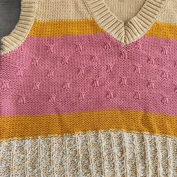 Umgee Multicolor V-Neck Sleeveless Sweater Size S - Picture 3 of 4